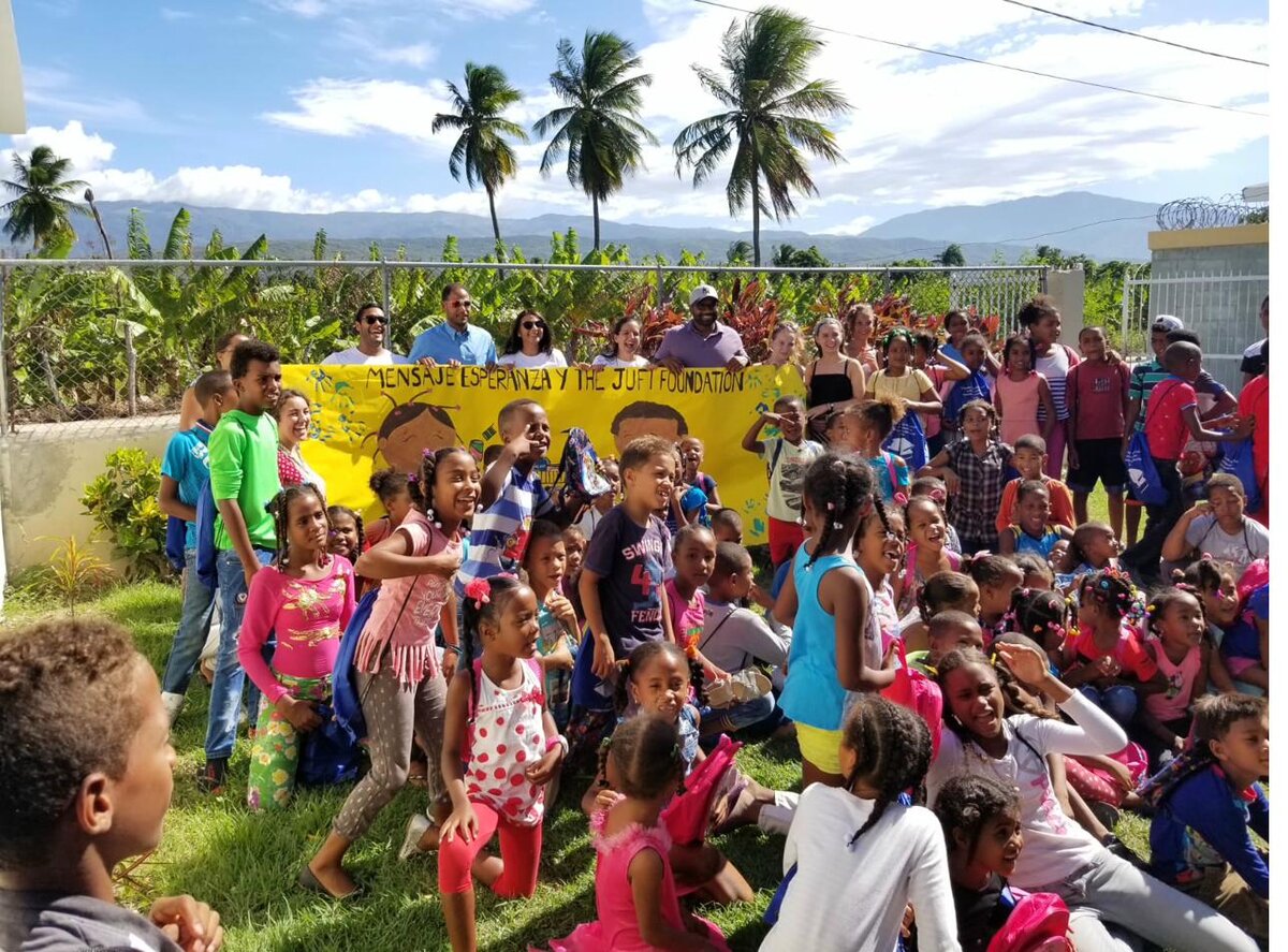 Ramón Mejía con comunidad — Mensaje Esperanza y Jufi Foundation